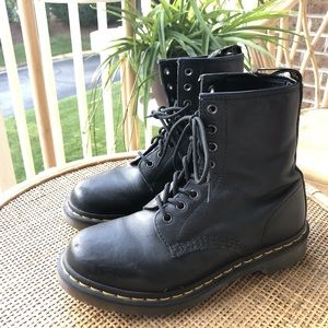 Women’s Original Smooth Black Dr. Martens 1460